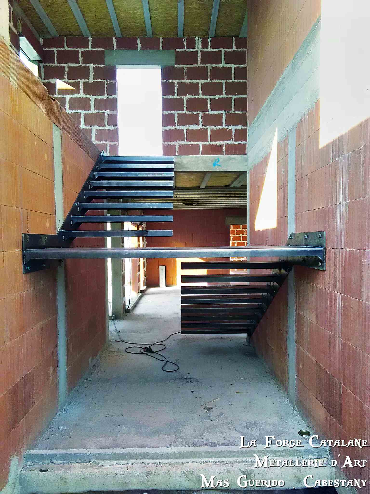 escalier marches suspendues 2 quart tournant forge catalane.jpg